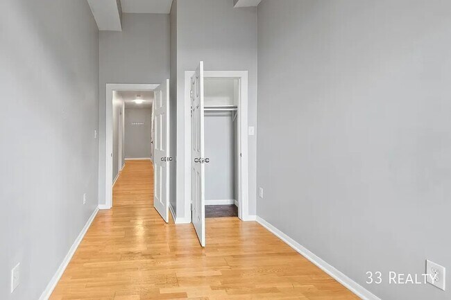 Building Photo - Spacious 4b/2b Top Floor, Wicker Park Avail July 1st!