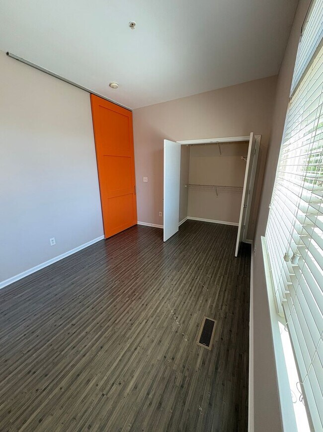 Building Photo - Beautiful 1 bedroom Modern Townhome