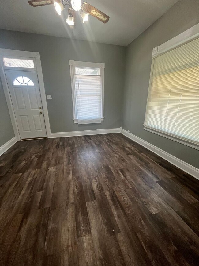 Building Photo - 402 Virginia St. Saint Joseph, Mo 64504