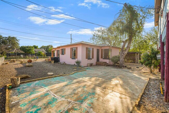 Building Photo - 1820 Aldama St