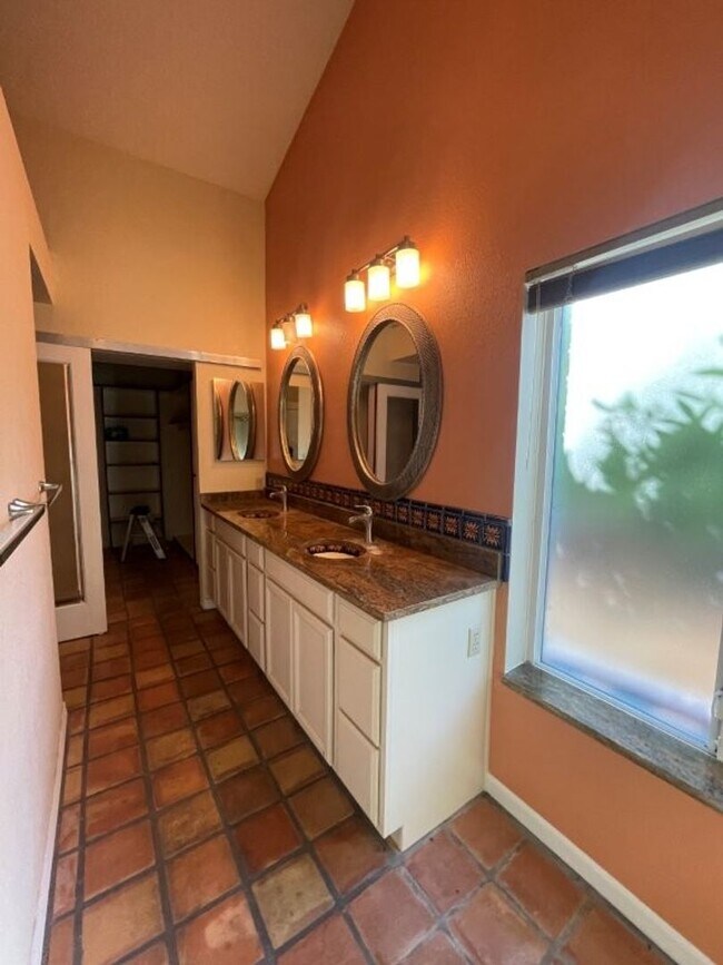 Building Photo - 6049 W Grandview Rd