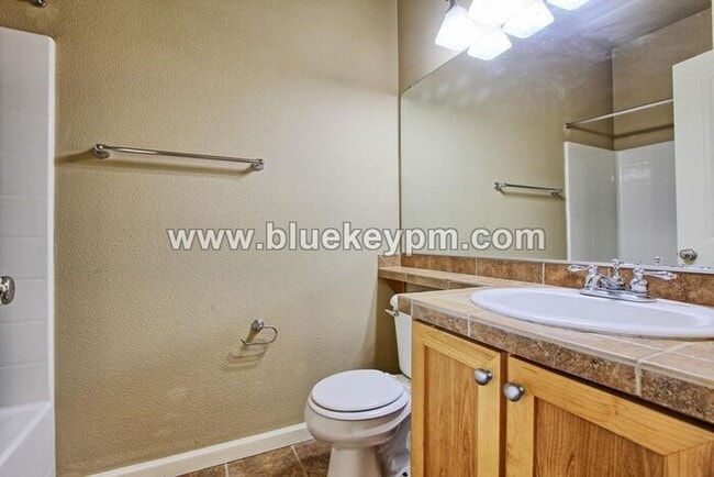 Building Photo - 2 Bed, 2.5 Bath Townhome at Woodhaven Crossing in Sherwood
