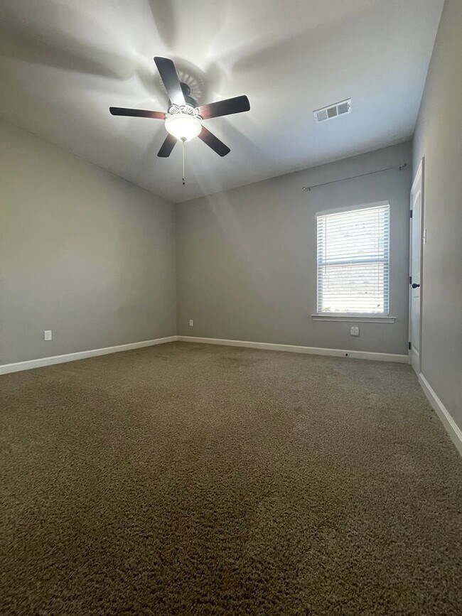 Building Photo - Great location in Sherwood