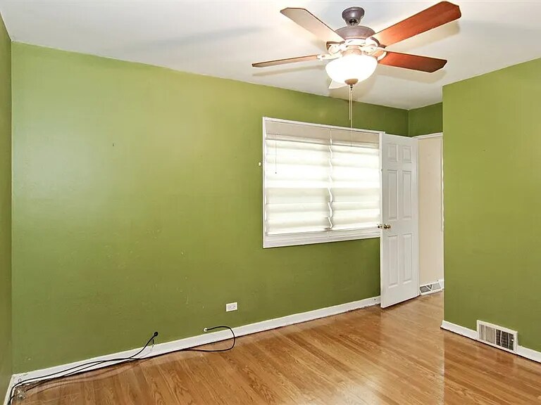 Building Photo - 2450 W Berwyn Ave