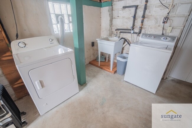 Building Photo - 3043 Pinewood Ave