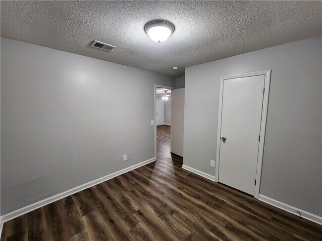 Building Photo - 723 W Creek Cir