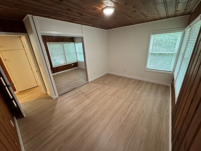 Building Photo - 2+1 Quaint Midtown Ventura Home