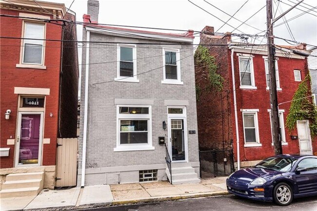 Primary Photo - Beautiful 2 bed, 2.5 bath luxury home in S...