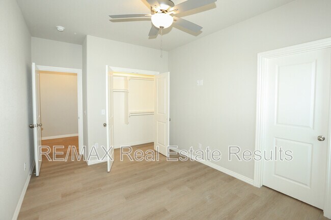 Building Photo - 1405 SW Poigai Wy