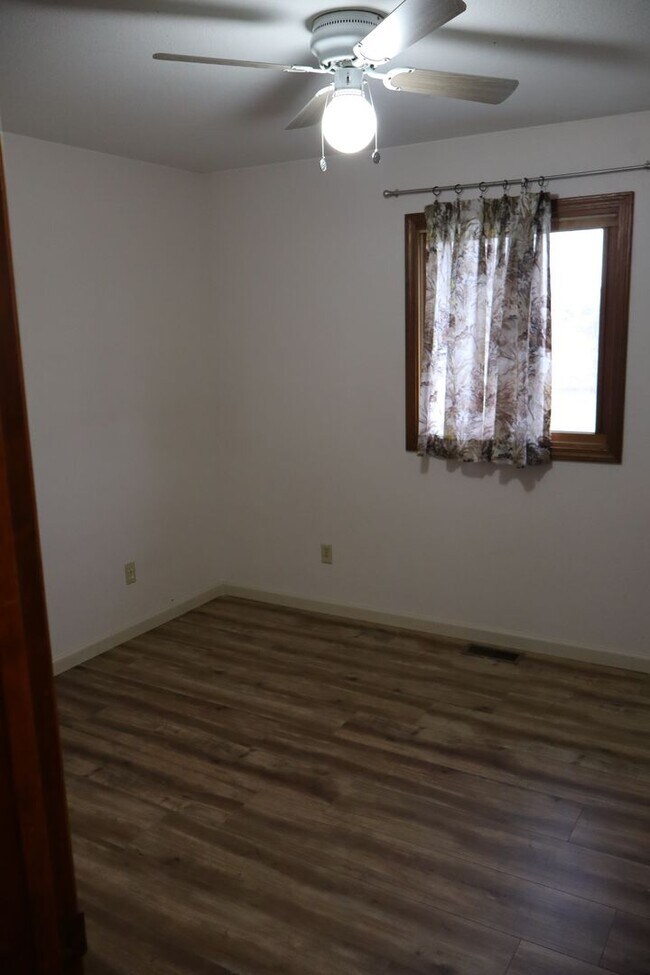 Building Photo - Spacious Home with Large pet friendly yard