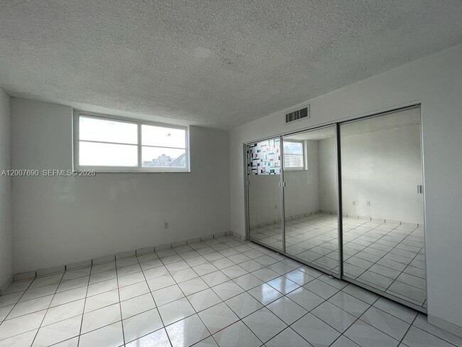 Building Photo - 1750 James Ave