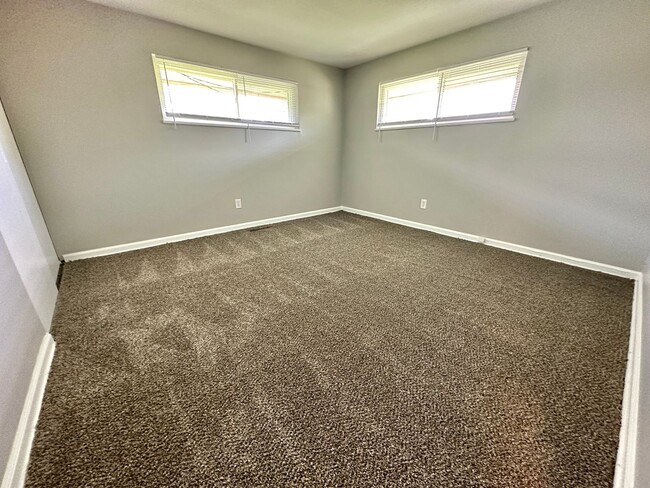 Building Photo - 400 Henrich Dr