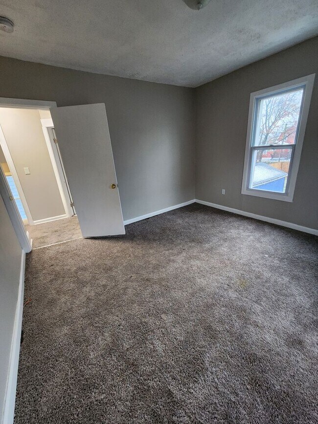 Building Photo - 3 Bedroom House for Rent on W 25th - MOVE IN READY AND CLEAN