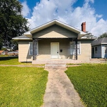 Building Photo - "Charming 3-Bedroom Port Arthur Home with Warm Hardwood Floors – 1237 Sq Ft of Comfort!"