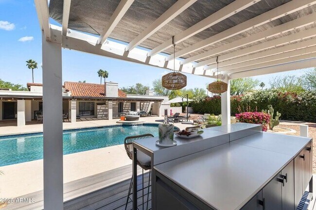 Building Photo - 7363 E Paradise Dr