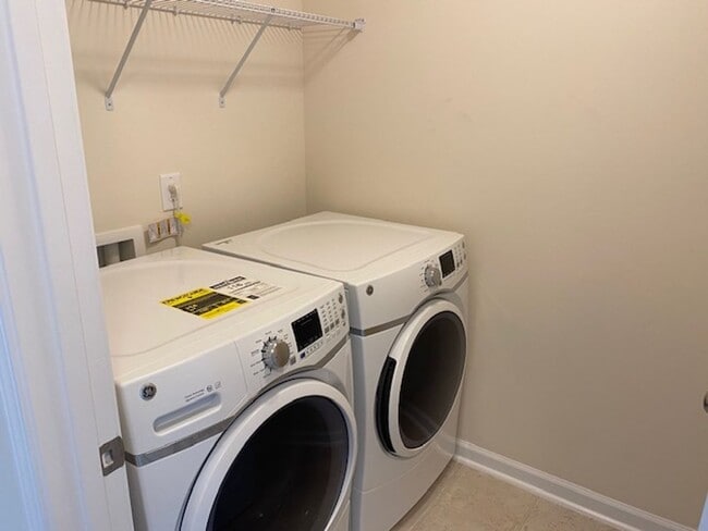 Building Photo - 439 Parlier Dr