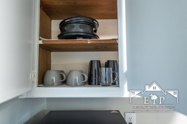 Building Photo - Charming and Spacious Home