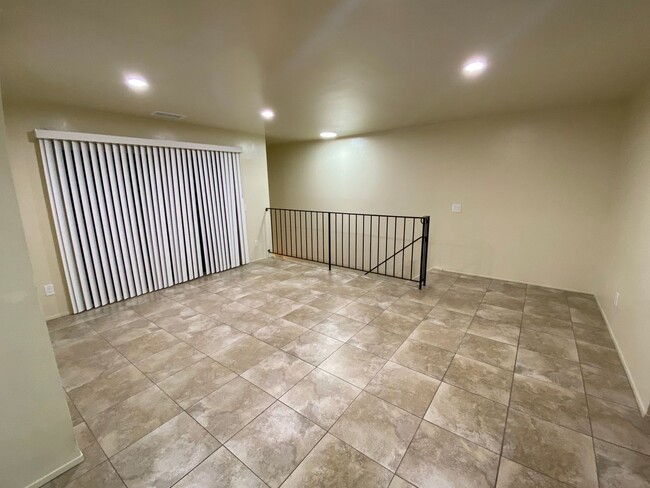 Building Photo - Decker Townhome