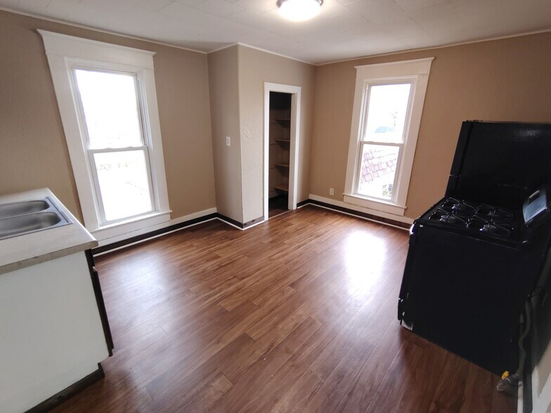 Building Photo - 925 W 5th St