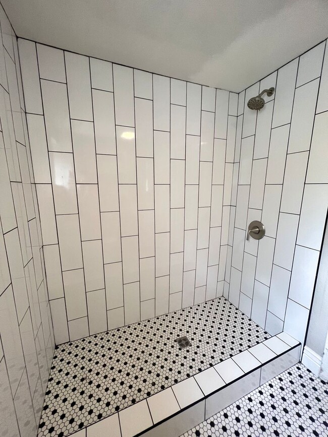 Building Photo - 905 E 16th St