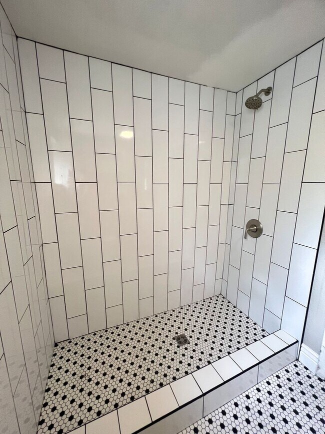 Building Photo - Private Bedroom Available Across from UNC | Utilities Included