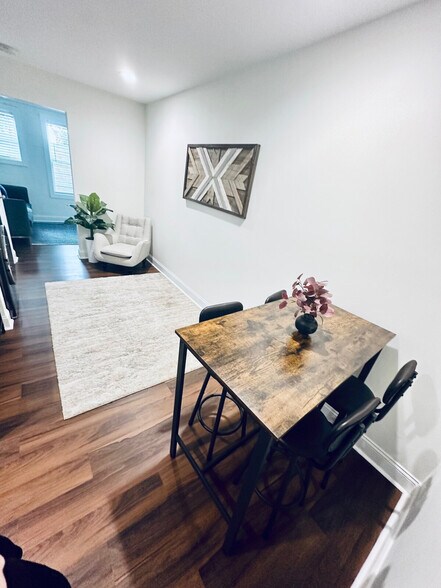 Building Photo - 107 David St