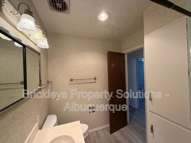 Building Photo - 337 Glorieta St NE