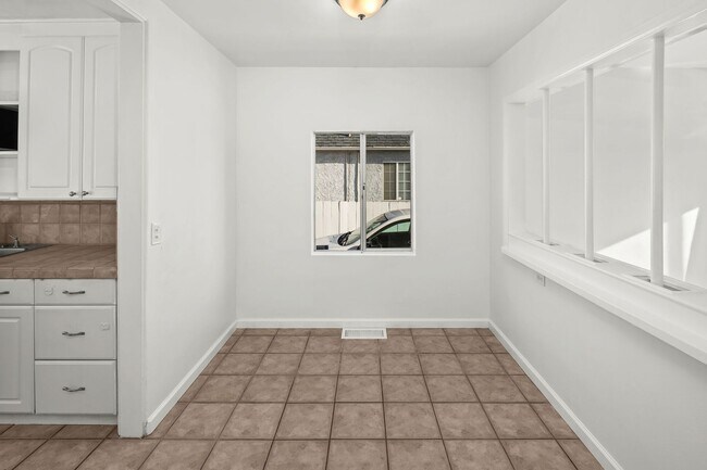 Building Photo - Emerson St