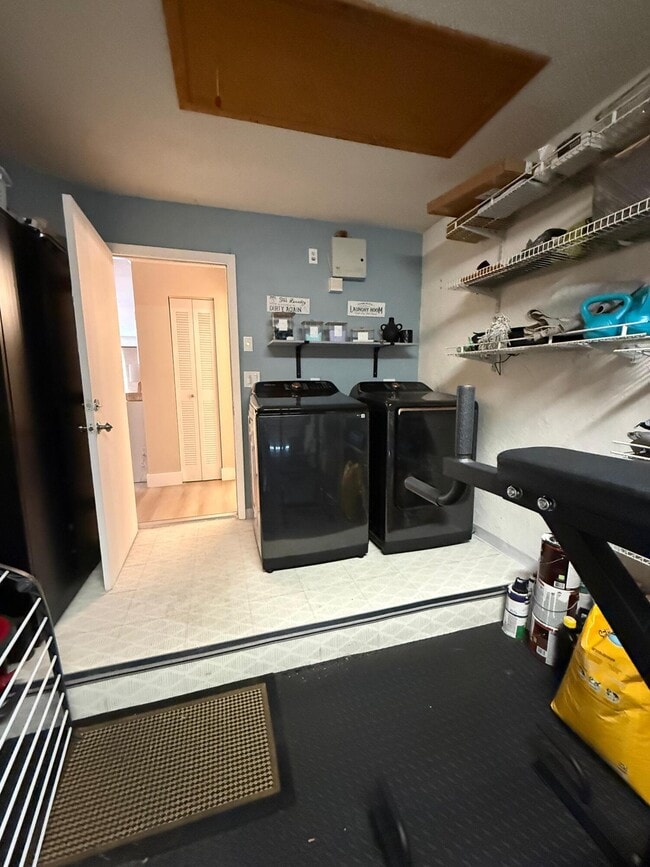 Building Photo - 1120 W Lakes Dr