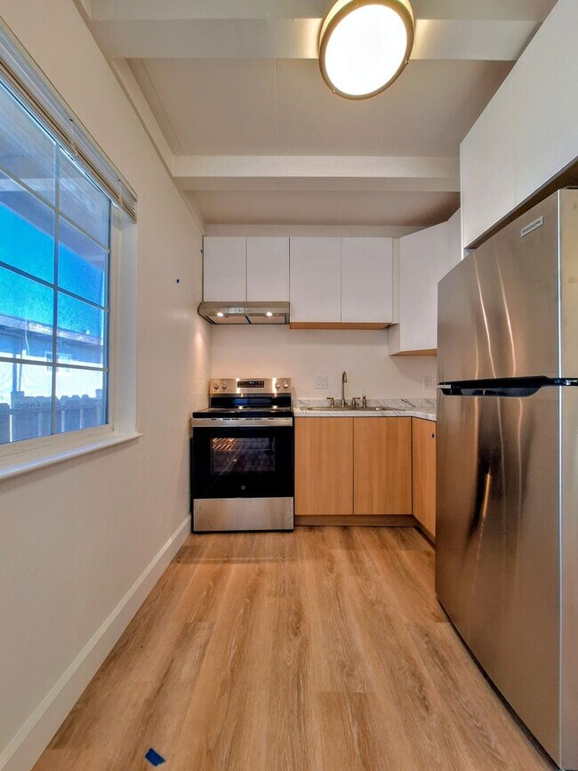 Building Photo - 1652 Crucero Dr