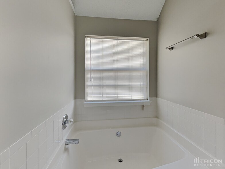 Building Photo - 5515 Sapphire Cir