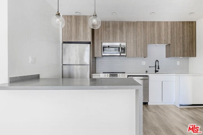 Building Photo - 6350 Willoughby Ave