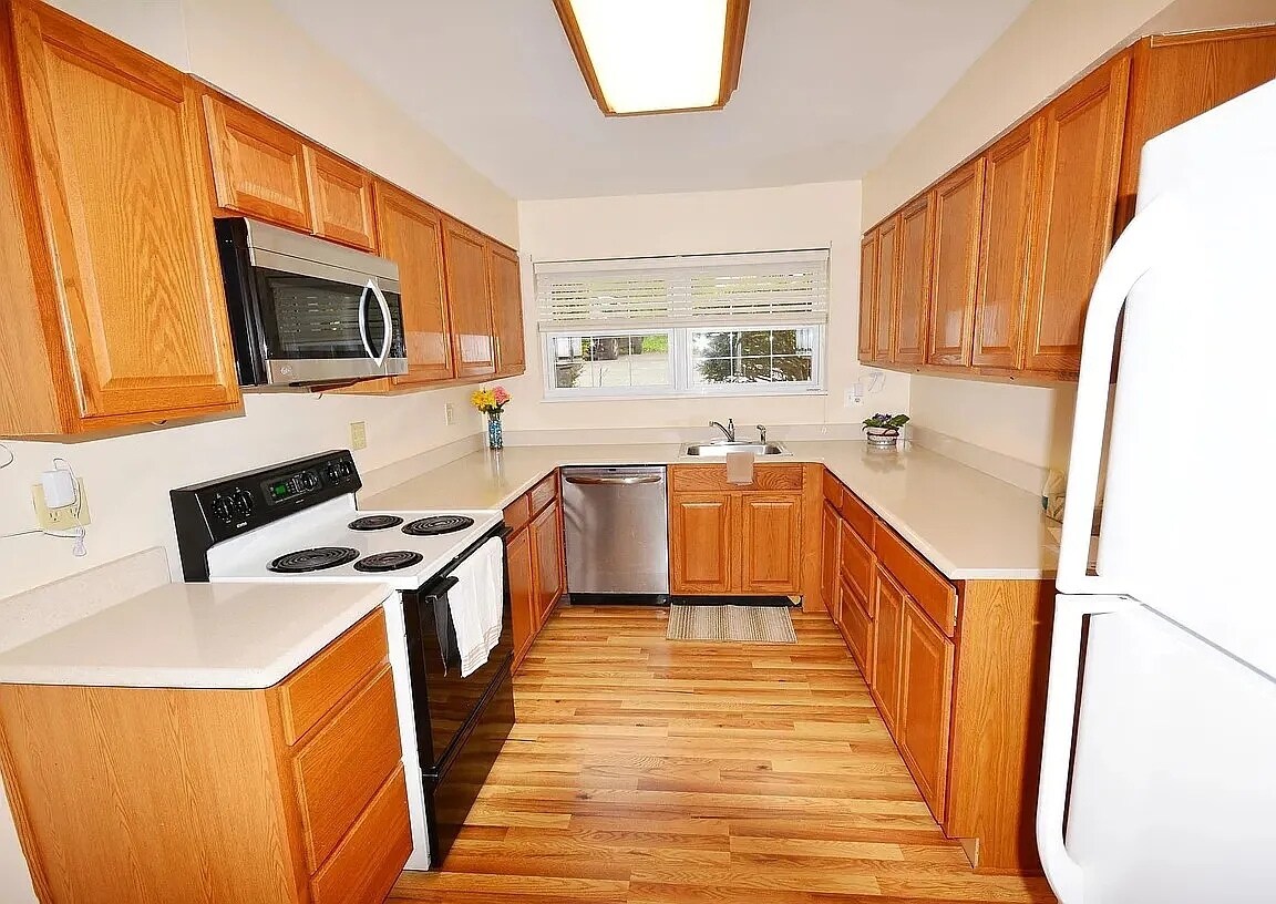 Building Photo - 428 Montemar Ave