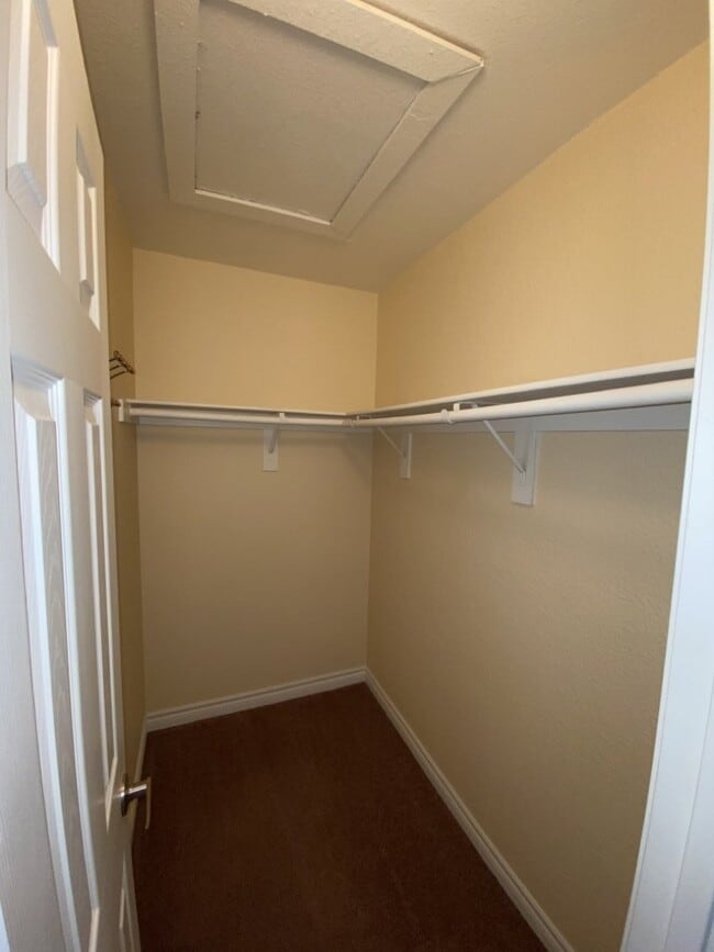 Building Photo - 3 Bedroom 2 bath condo located on second floor.