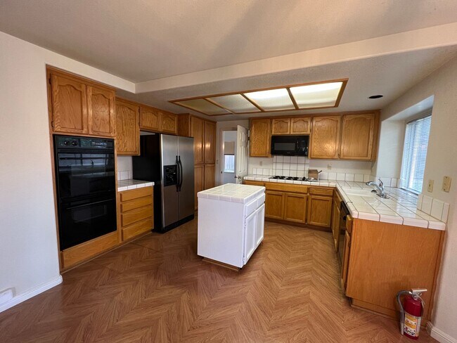 Building Photo - Huge 2 Story 5 Bedroom 3 Car Garage Home w...