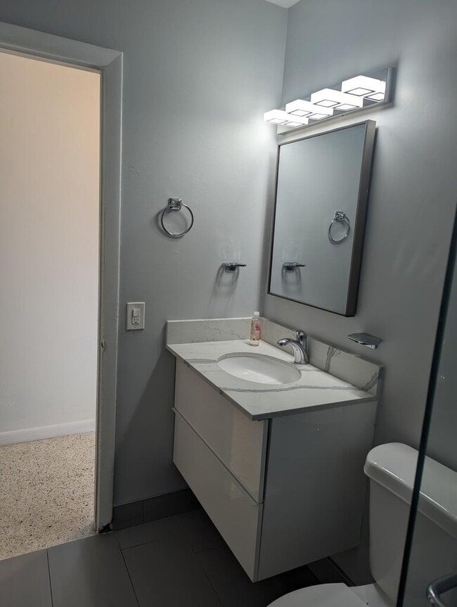 Building Photo - 1156 W 26th St