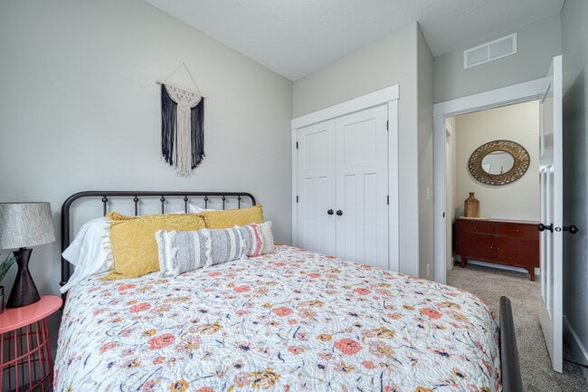 Building Photo - 706 S Saturn Ave