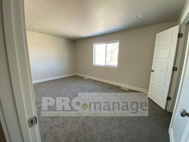 Building Photo - Townhouse