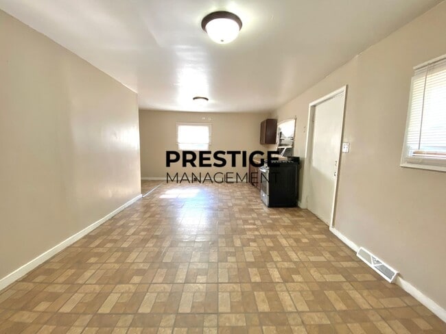 Building Photo - 2 Bed 1 Bath Home With Den