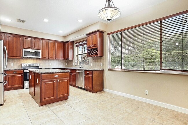 Building Photo - 748 Cresta Cir