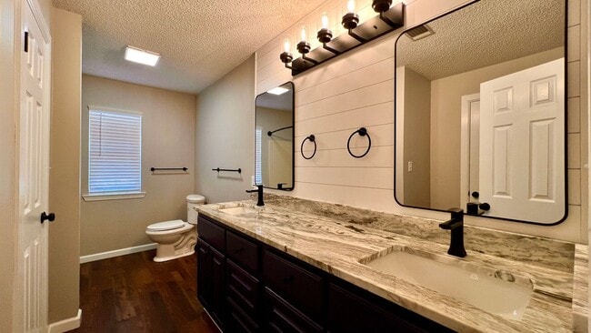 Building Photo - 490 Scott Ln