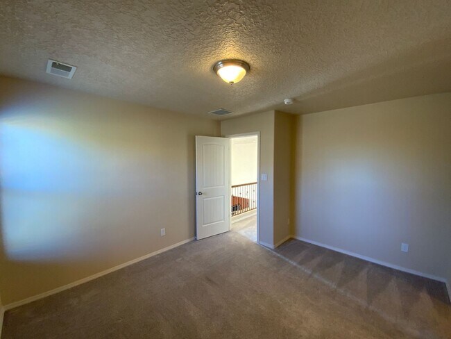 Building Photo - 4 Bedroom Home Available Near Golf Course ...