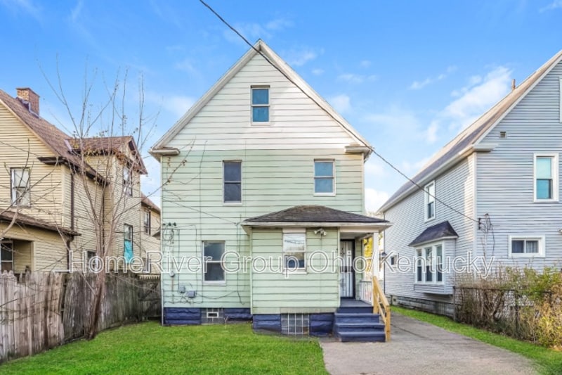 Building Photo - 10617 Bryant Ave
