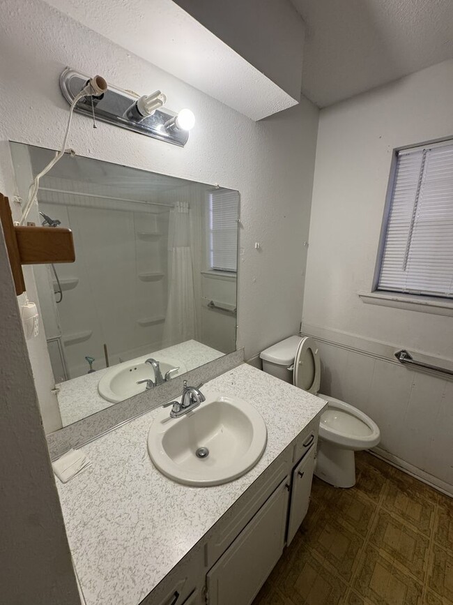 Building Photo - In Town 3 Bedroom 1 Bath House