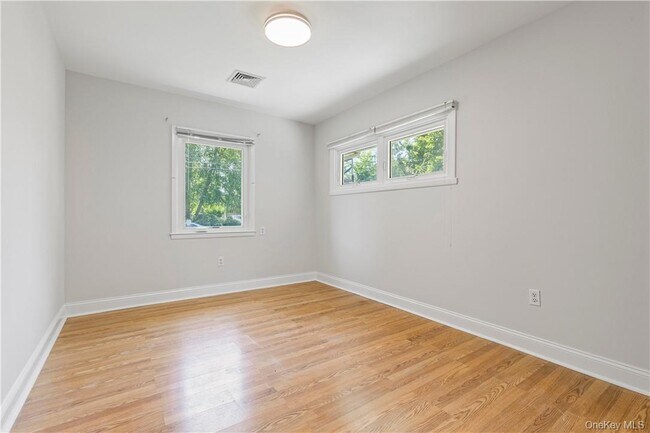 Building Photo - 17 Soundview Ave