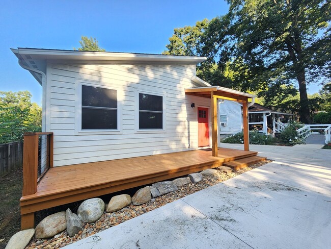 Building Photo - East Asheville Duplex Rental!