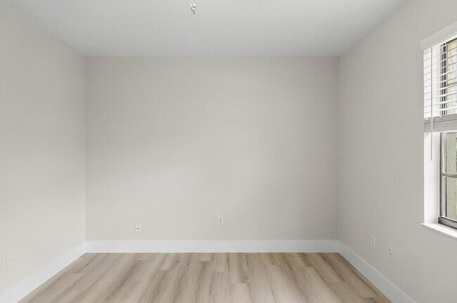 Building Photo - "Chic & Cozy 2-Bed Retreat with Granite Touches in Palm Coast!"