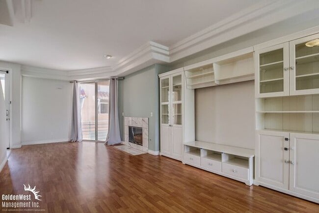 Building Photo - Modern 2Bdm 2.5Ba Town-home with Bonus Roo...