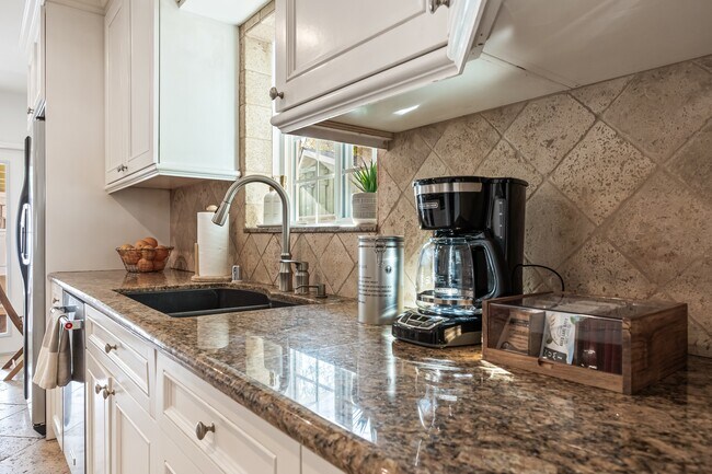 Building Photo - 2510 Santiago St