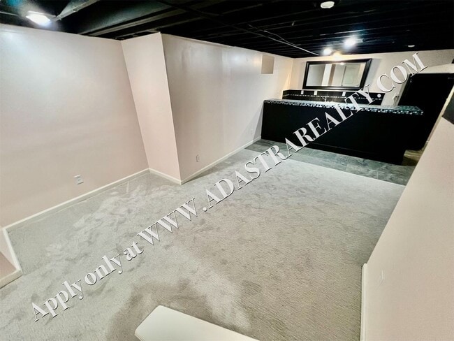 Building Photo - Beautiful 4 Bed 3.5 Bath Home in Fairway-Available NOW!!